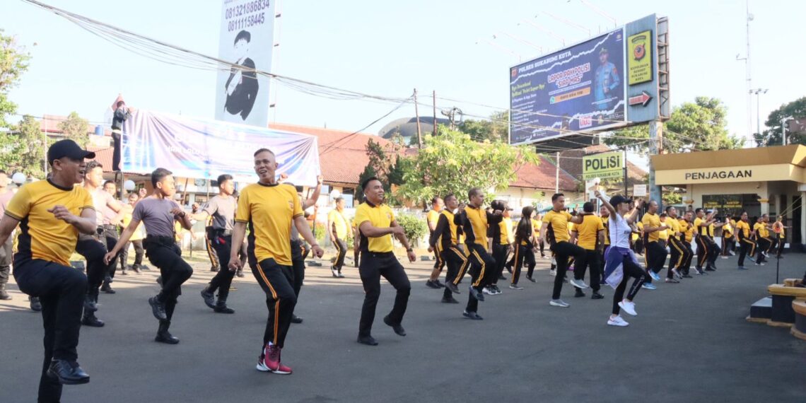Olahraga Bersama di Hari Lalulintas Bhayangkara, Ratusan Polisi di Sukabumi Senam Aerobik