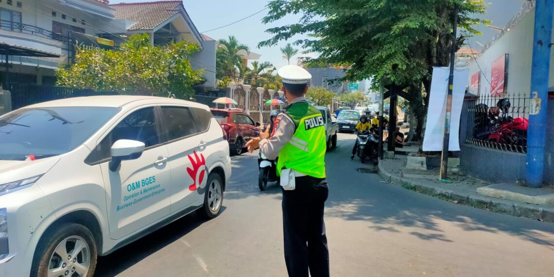 Polsek Warudoyong Gatur Lalu Lintas Paska melintas Kereta Api Pangrango