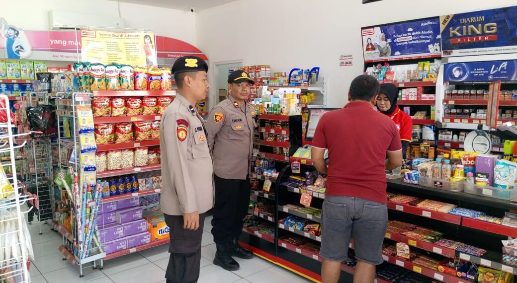 Polisi Sampaikan Himbauan Kamtibmas Kepada Karyawan Minimarket saat Patroli Siang
