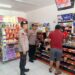 Polisi Sampaikan Himbauan Kamtibmas Kepada Karyawan Minimarket saat Patroli Siang