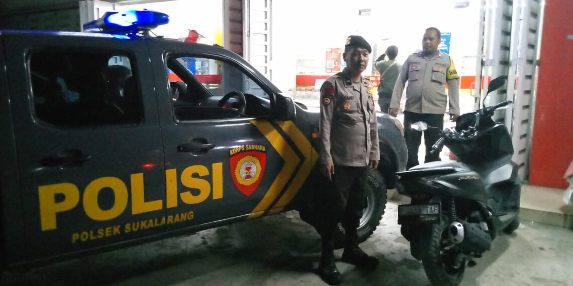 Polisi Polsek Sukalarang Laksanakan Patroli Malam Kontrol Minimarket Antisipasi Kerawanan Malam