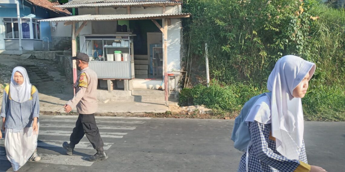Polsek Kadudampit Gatur Lalin Pagi Bentuk Pelayanan Polisi Kepada Masyarakat