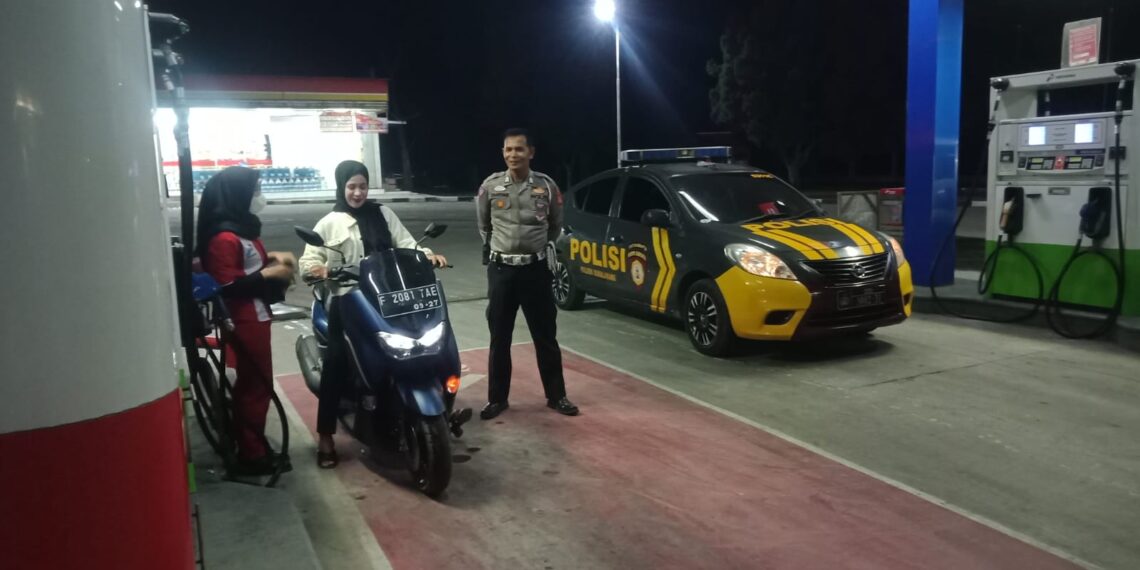 Anggota Patroli Polsek Sukalarang Melaksanakan Patroli  Malam Kontrol SPBU Antisipasi Gukamtibmas