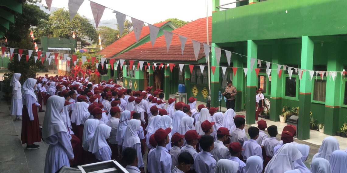 STOP BULLYING DAN SEHARI MEMELUK AYAH IBU, PS. PANIT I BINMAS POLSEK BAROS JADI PEMBINA UPACARA BENDERA DI SDN GENTENG .