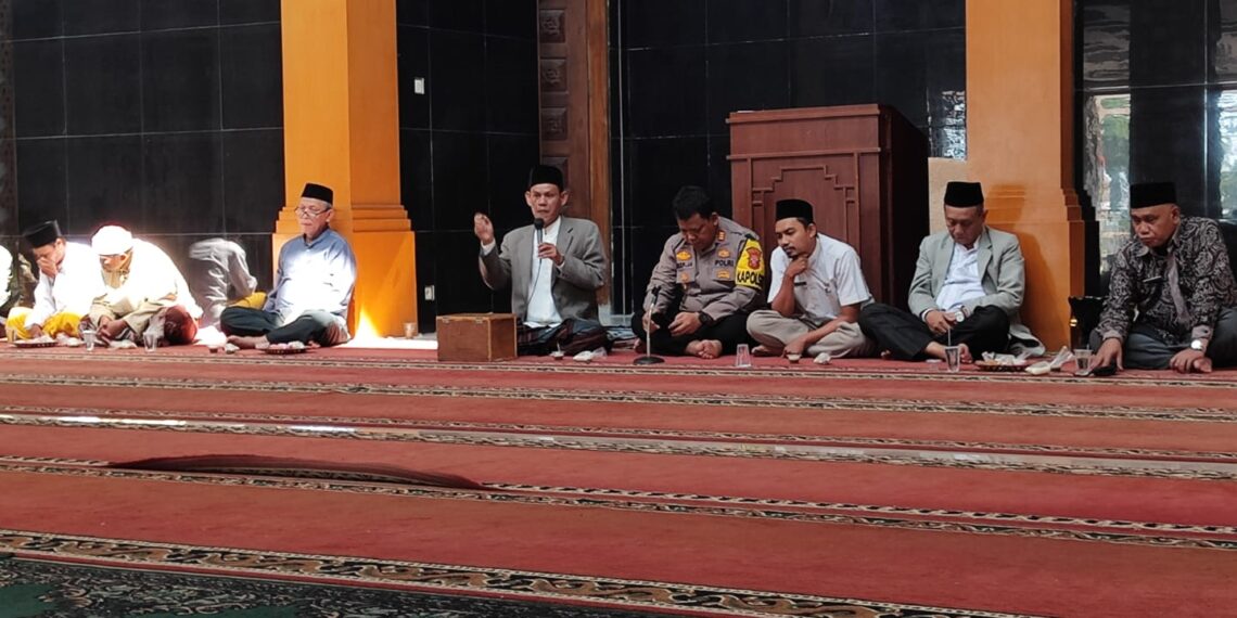 Tingkatkan Keimanan,Kapolek Sukalarang Bersama Anggota Polsek Sukalarang Ikut Pengajian Rutin di Masjid Al- jabbar Sukalarang