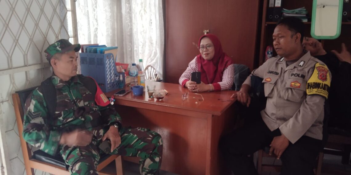 Sinergitas TNI – Bhabinkamtibmas dan Babinsa Laksanakan Sambang ke Kantor Kelurahan