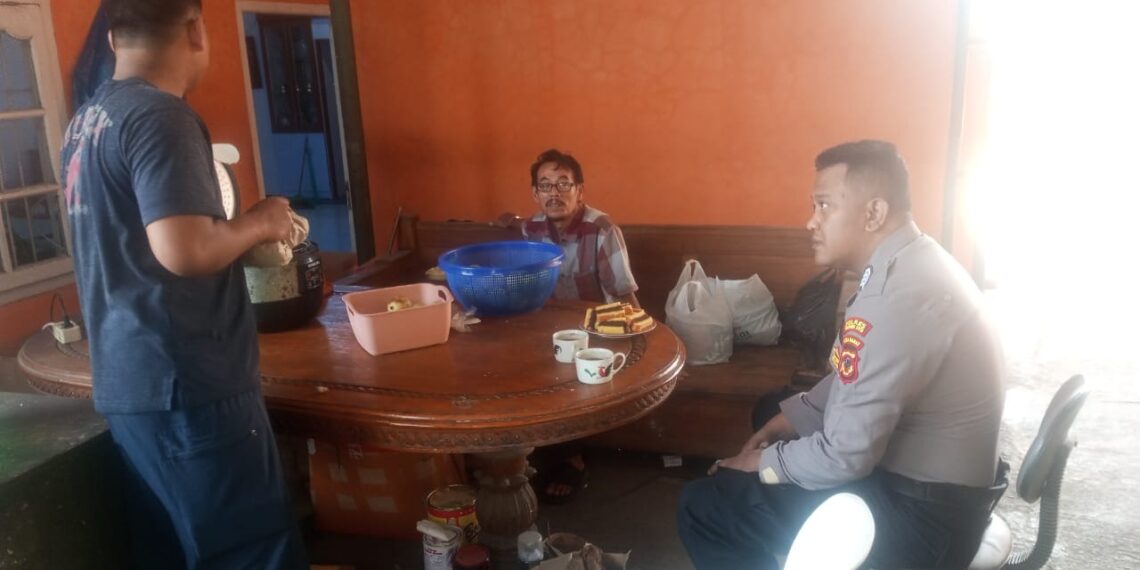 Unit Samapta Polsek Cisaat Mengunjungi Warga Berikan Pesan Kamtibmas