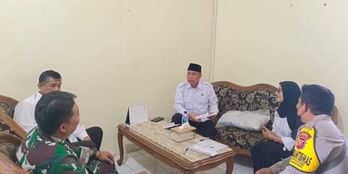 Sinergitas TNI-POLRI Bhabinkamtibmas Kel. Gedongpanjang bersama Babinsa Patroli dialogis dan Sambang Pihak Sekolah MTsN Kota Sukabumi.