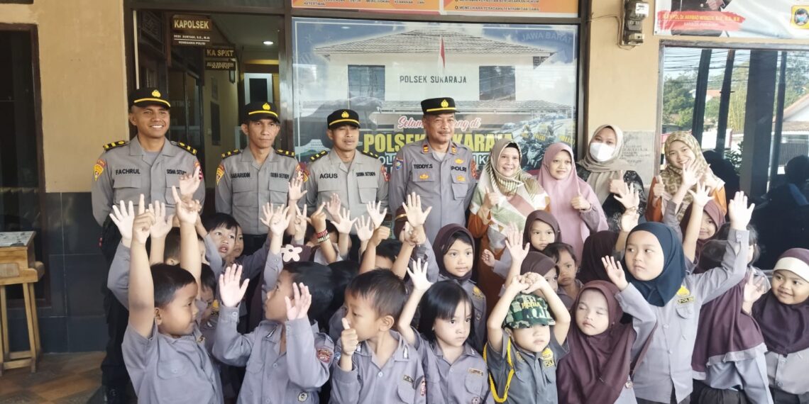 Polsek Sukaraja Polres Sukabumi Kota mendapat kunjungan dari anak-anak TK USWATUN HASANAH
