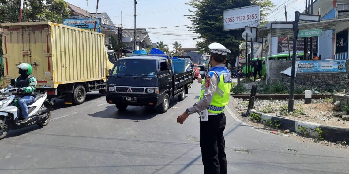 Gatur Lalu Lintas Polsek Warudoyong Paska melintas Kereta Api Pangrango
