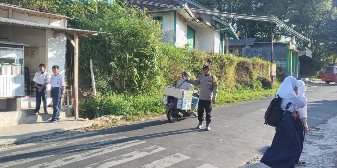 Berikan Pelayanan kepada warga masyarakat/pengguna kendaraan untuk kelancaran arus lalu lintas anggota Polsek Kadudampit