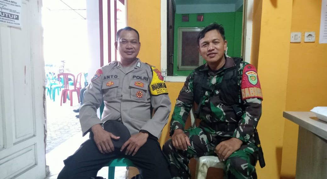 Sinergi, Bhabinkamtibmas Polsek Cisaat Sambang Desa Bersama Babinsa