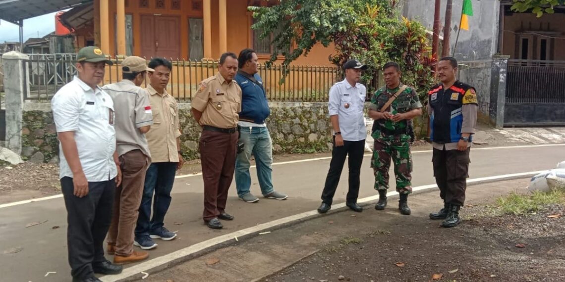 Bhabinkamtibmas Polsek Cibeureum bersama Babinsa Monitoring wilayah bersama sama Cegah Gukamtibmas