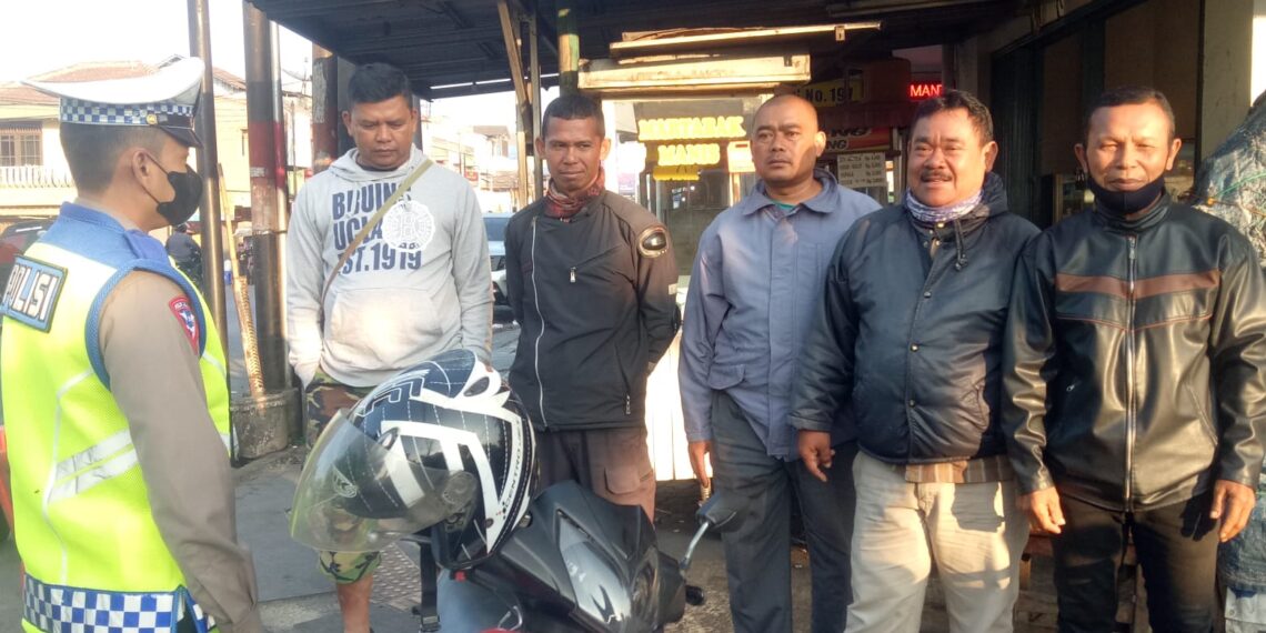 Dikmas Lantas Polsek Cisaat Sosialisasikan Keselamatan Pada Driver  Ojek Pangkalan