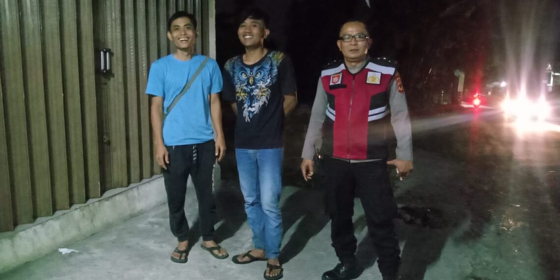 Kanit Samapta  Polsek  Kadudampit giat patroli sambang ke pertokoan