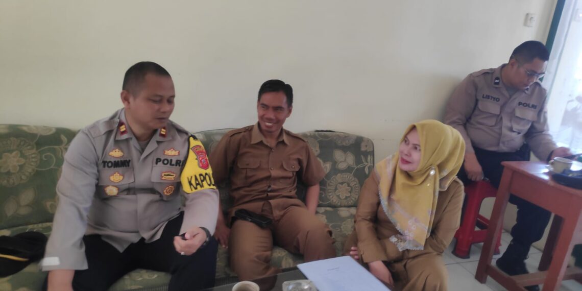 Kapolsek Kebon Pedes Koordinasi Dengan Guru SMP N 1 Kebon Pedes Terkait Antisipasi Tawuran Pelajar dan Bahaya Penggunaan Narkoba