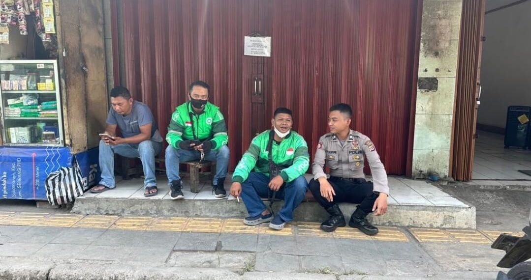 Dialogis dengan Driver Ojek Online,Personil Unit Samapta Polsek Ciaaat Sampaikan Pesan Kamtibmas