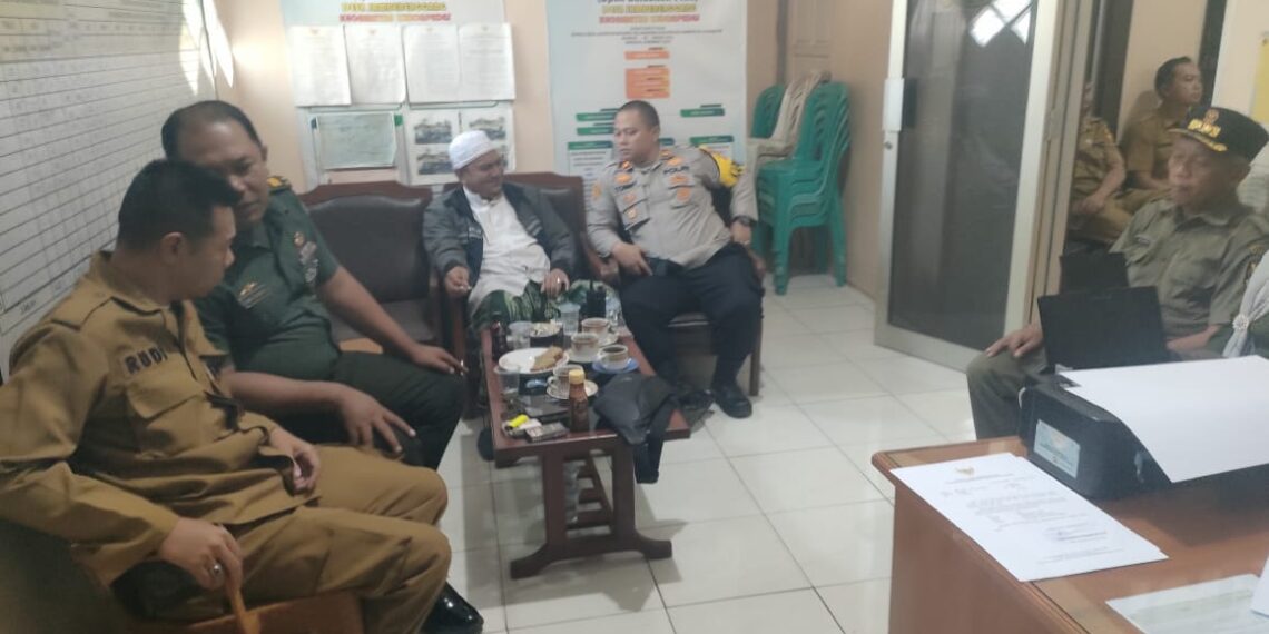 Dialogis Kamtibmas Dengan Tokoh Agama dan Tokoh Masyarakat di Desa Jambe Nenggang Kapolsek Kebon Pedes