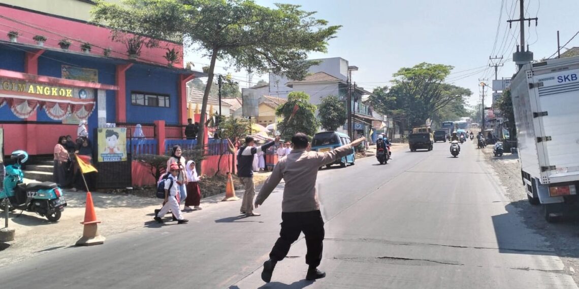 Wujud Kepedulian Demi Kelancaran Polisi Bantu Masyarakat Menyeberang Jalan