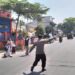 Wujud Kepedulian Demi Kelancaran Polisi Bantu Masyarakat Menyeberang Jalan
