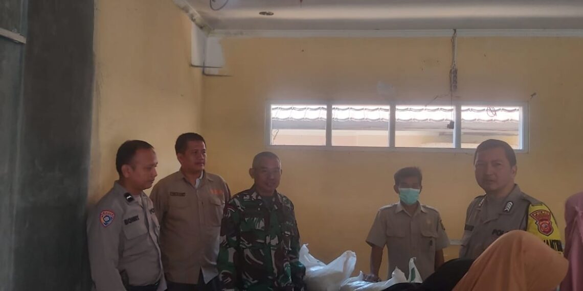 Sinergitas TNI – Polri, Polsek Gunungguruh Monitoring Pembagian Bansos Beras