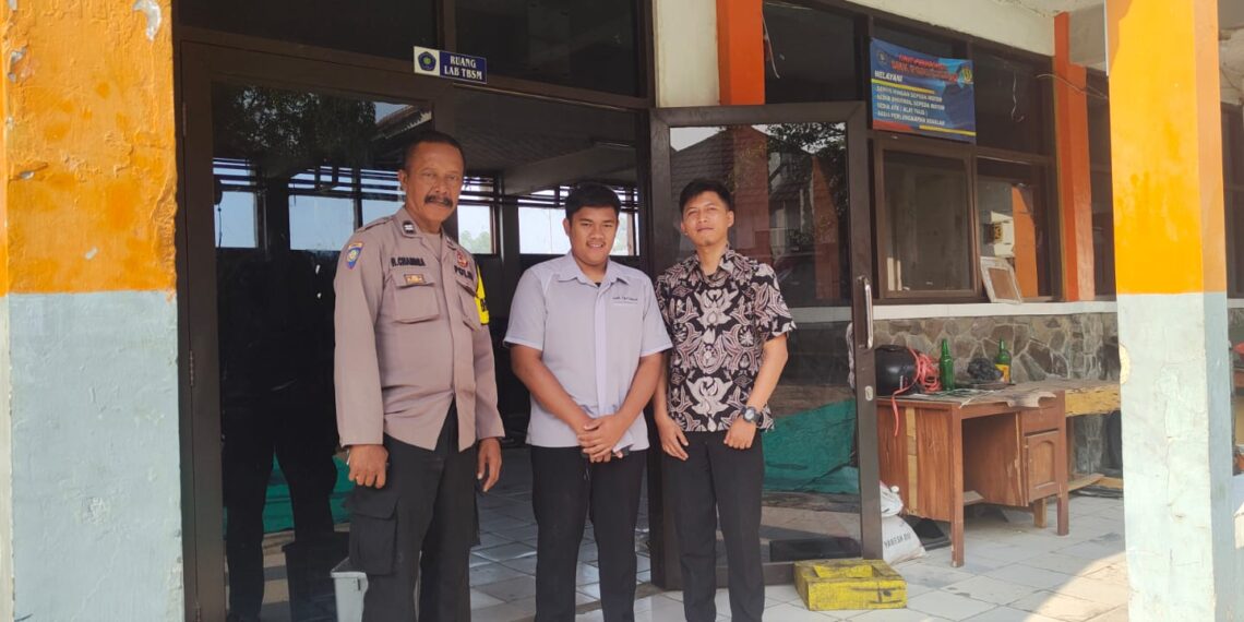 Sambangi Guru di Sekolah, Bhabinkamtibmas Polsek Cisaat Sampaikan Pesan Kamtibmas