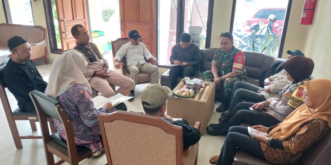 Bhabinkamtibmas Polwan Laksanakan Sambang ke Kantor Kelurahan