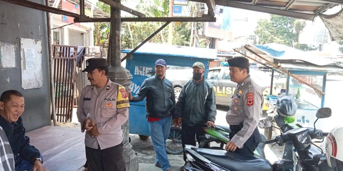 Bhabinkamtibmas dan anggota samapta Polsek Lembursitu melakukan patroli dialogis ke pangkalan ojek