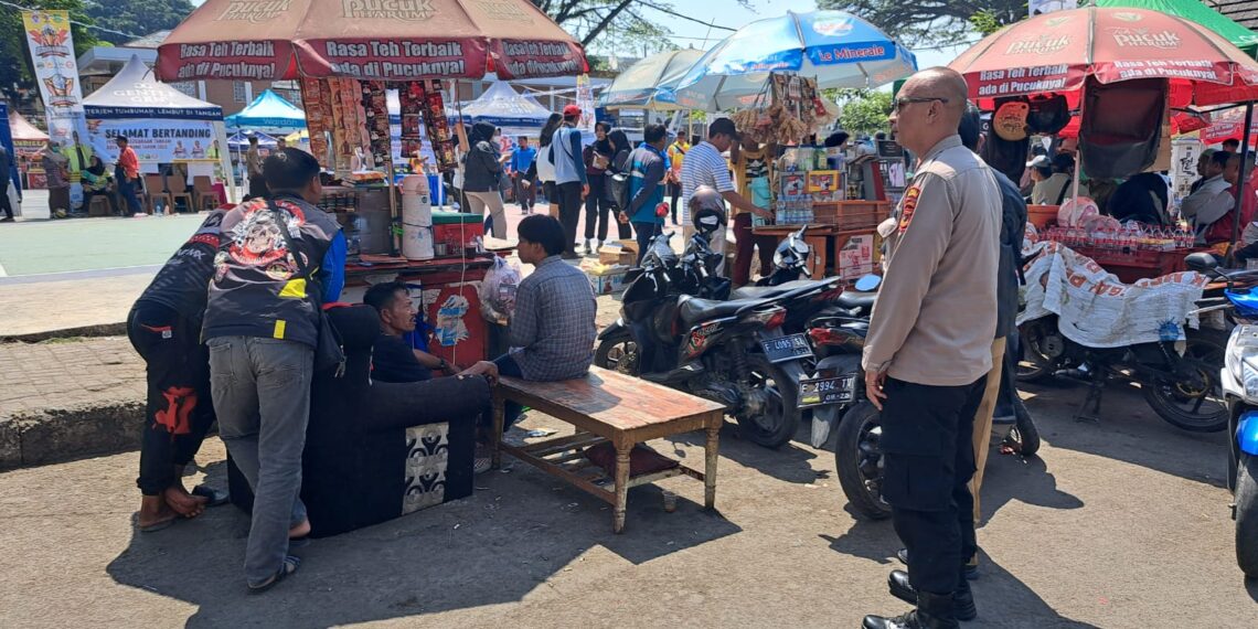 Pantau Wilayah, Panit Binmas Polsek Cikole Berikan Himbaun Kamtibmas Kepada Warga