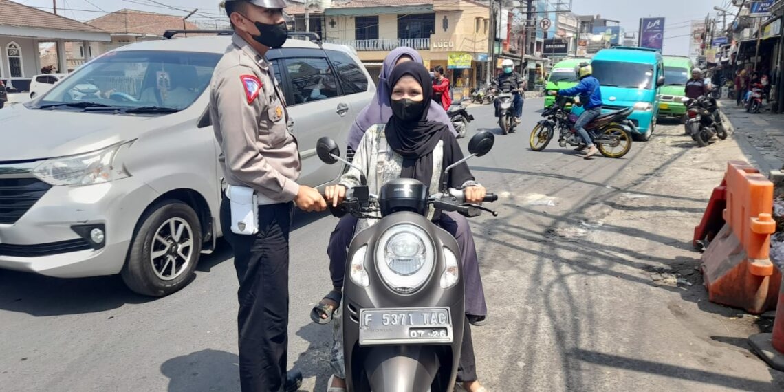 Personel Unit Lalulintas Polsek Cisaat Berikan Teguran Humanis Kepada Pengendara dalam Operasi Zebra