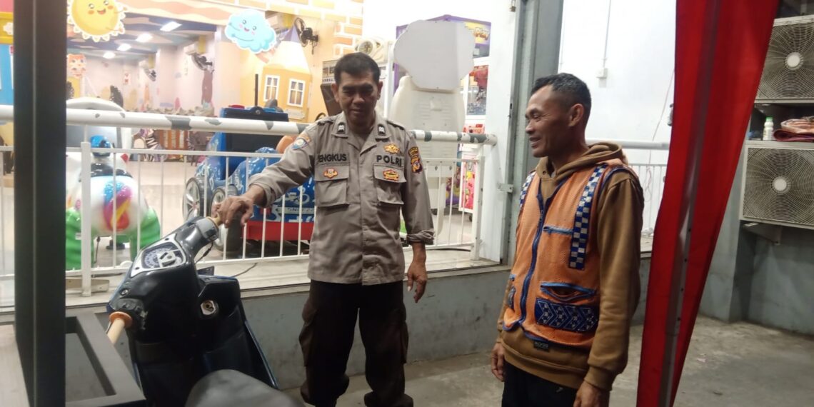 Polisi Polsek Lembursitu Laksanakan Patroli Malam dan sambang,Kontrol Rinimart Antisipasi Gangguan Kamtibmas