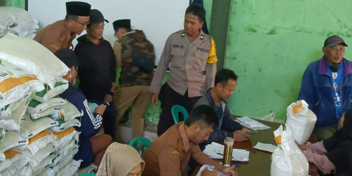 Bhabinkamtibmas Desa Langensari Aipda Fajar BP monitoring pelaksanaan pembagian Bansos beras kepada warganya