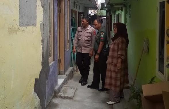 Pantau Wilayah, Bhabinkamtibmas Polsek Cikole Beserta Babinsa Laksanakan Giat Patroli Sinergitas
