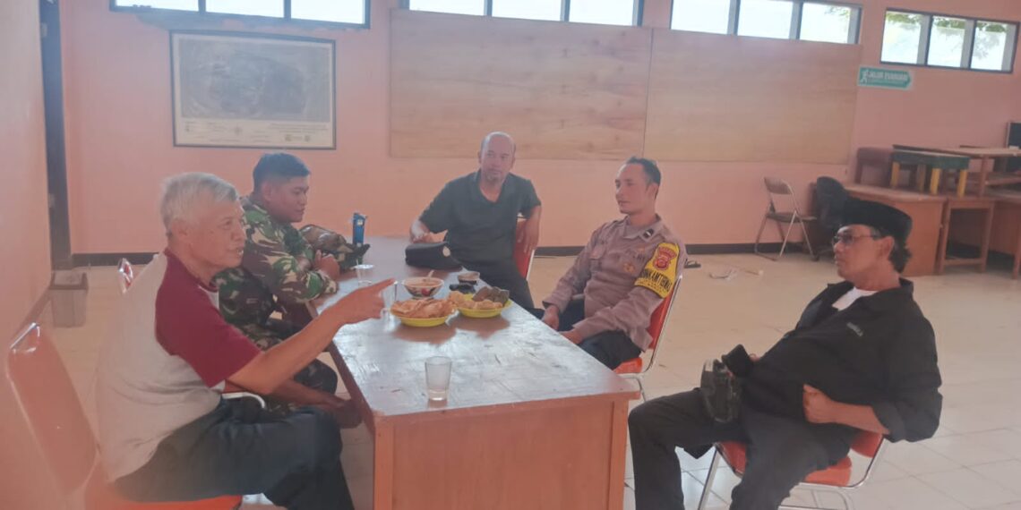 SINERGITAS TNI-POLRI MELAKSANAKAN SAMBANG / SILATURAHMI KAMTIBMAS KEPADA WARGA MASYARAKAT.