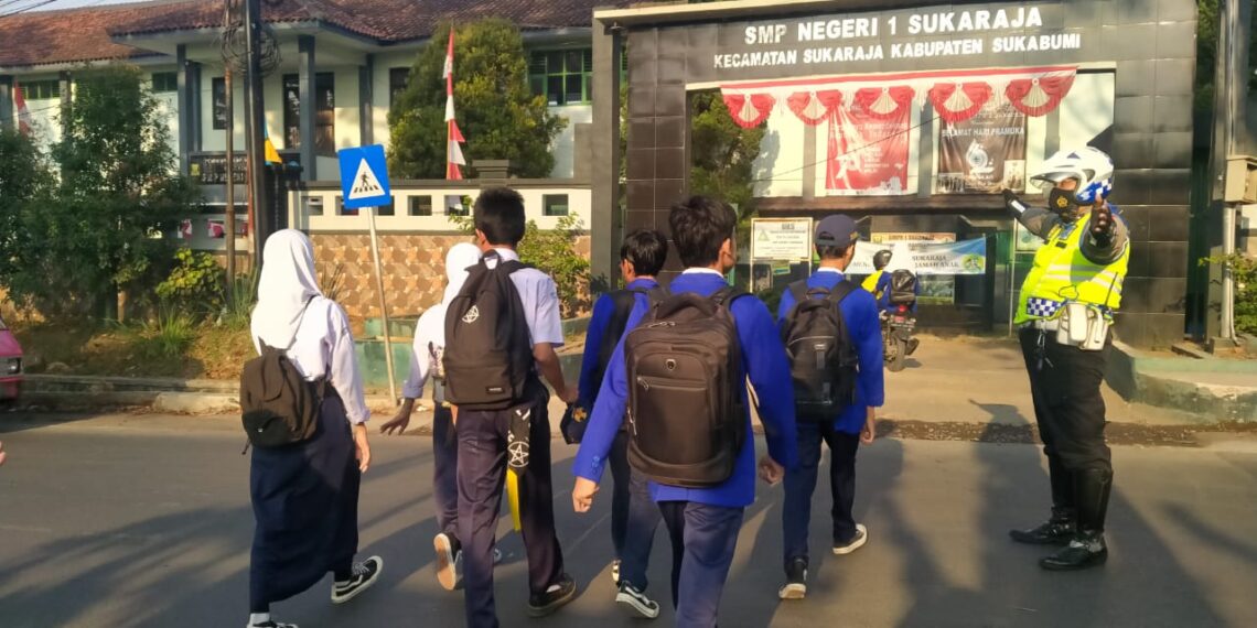 Anggota lantas Polsek Sukaraja Polres Sukabumi Kota  melaksanakan Gatur arus Lalu Lintas