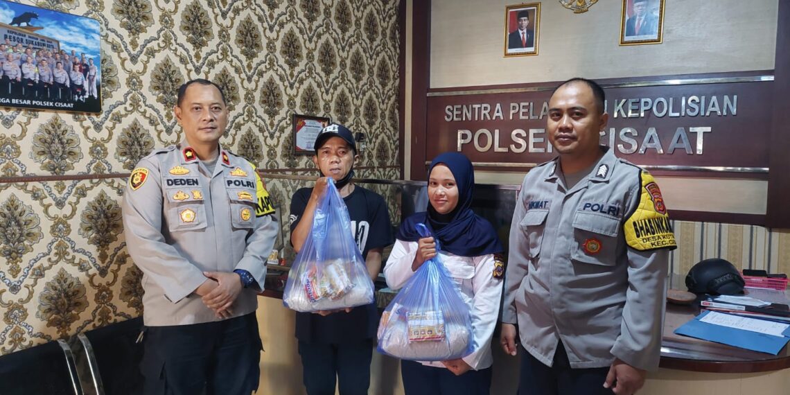 Polsek  Cisaat Bagikan Paket Sembako Untuk Para PHL Jumat Berkah