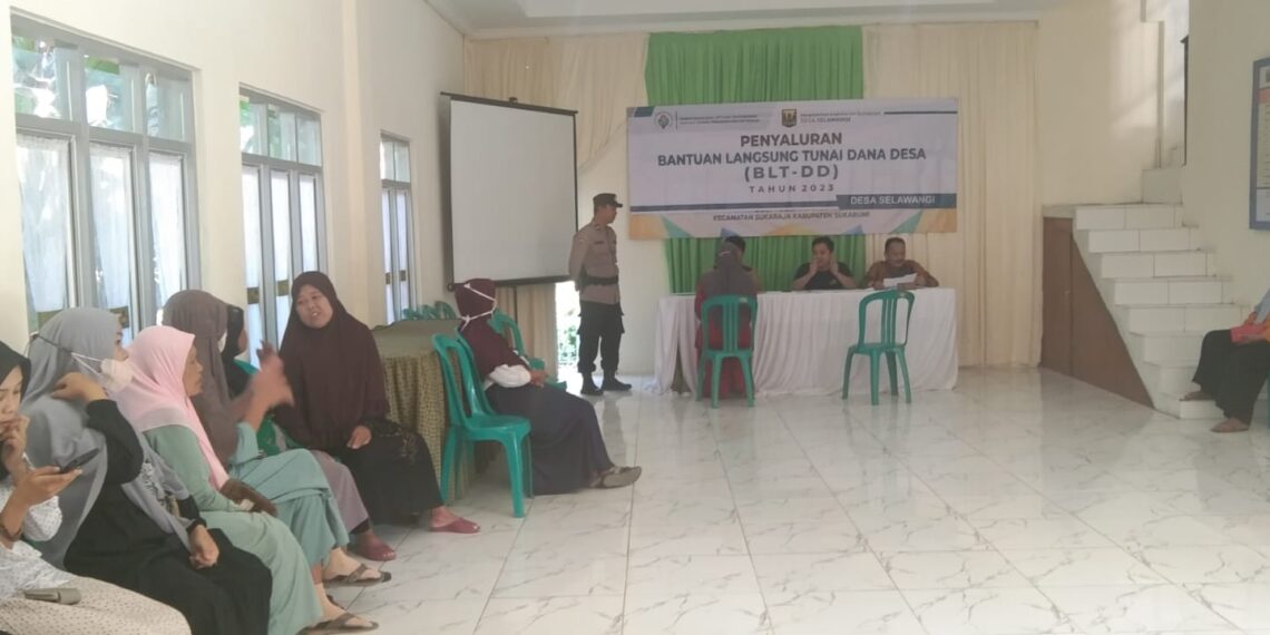 Bhabinkamtibmas Polsek Sukaraja pantau penyaluran BPNT oleh Desa,dan BLT DD (Bantuan Langsung Tunai Dana Desa)