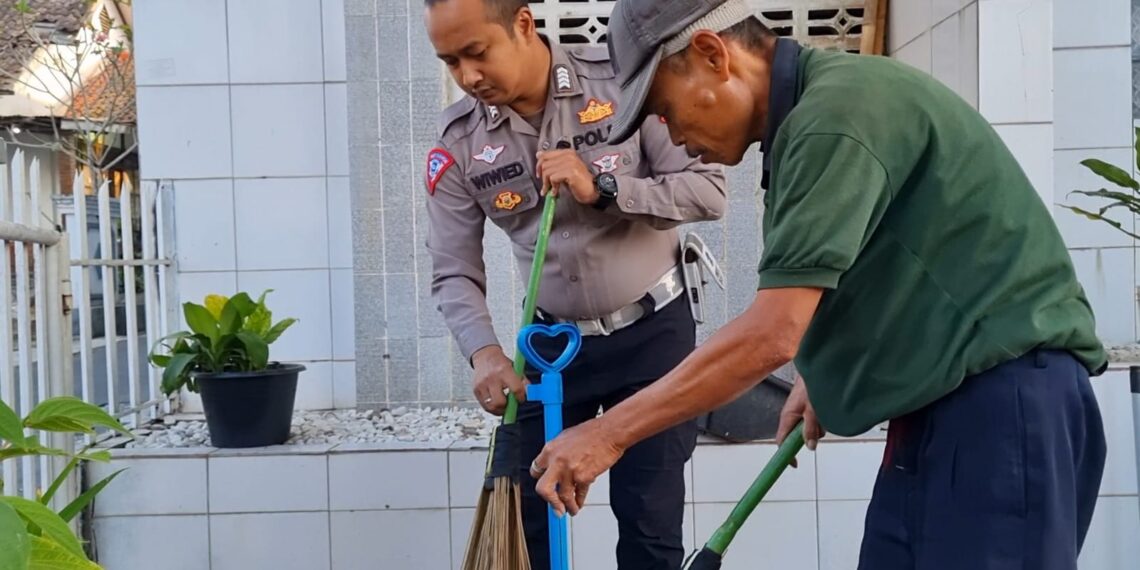 Sambut Hari Lalulintas Bhayangkara ke-68, Polantas di Sukabumi Gelar Aksi Bersih-bersih Masjid dan Gereja