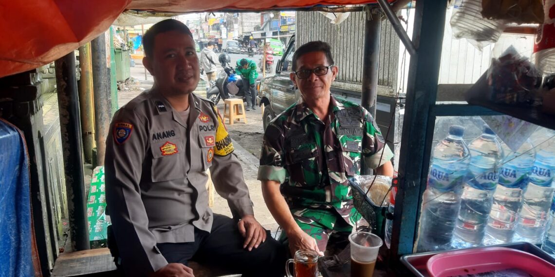 Sinergitas TNI Polri,Bhabinkamtibmas Polsek Cisaat gelar Patroli Bersama dengan Babinsa