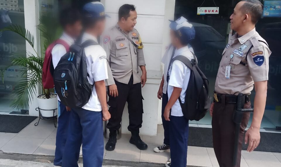 Antisipasi Bubaran Anak Sekolah, Bhabinkamtibmas Polsek Lembursitu Lakukan Sambang dan Patroli