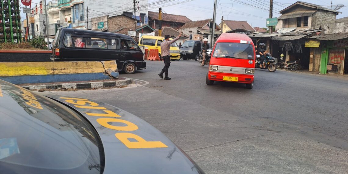 Ciptakan Kamseltibcarlantas, Polsek Citamiang Gelar Pelayanan Rutin Gatur Siang hari