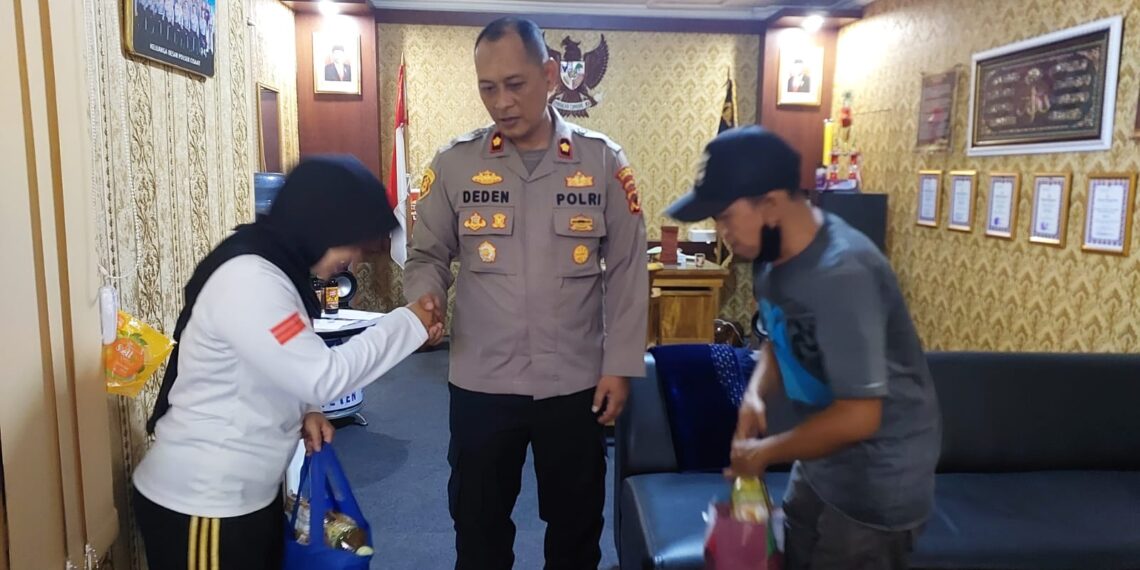 Berbagi dengan PHL, Polsek Cisaat   berikan bantuan paket sembako kepada PHL Polsek