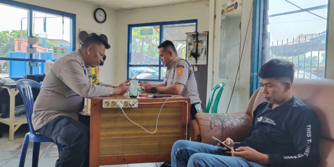 Personil Polsek kadudampit Patroli Dialogis dan Sambangi satpam PT yakzin