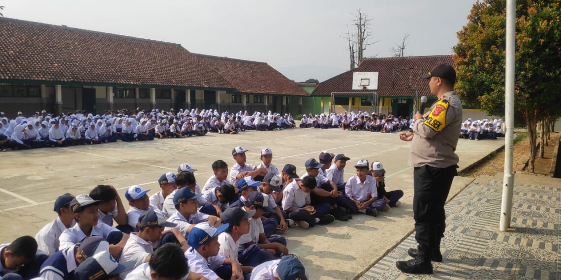 Memberikan Arahan Terhadap Pelajar SMP N1 Kebon Pedes Kapolsek Kebon Pedes Memberikan Himbauan Agar Mencegah Tawuran Pelajar