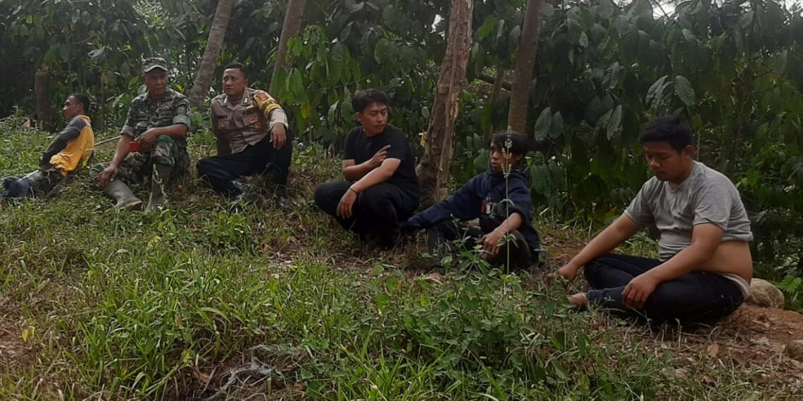 Perkuat Sinergitas TNI-Polri, Bhabinkamtibmas bersama Babinsa Sambang ke Masyarakat secara bersama