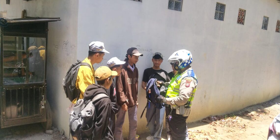 Anggota Unit Lantas Polsek Sukaraja Polres Sukabumi Kota melaksanakan patroli untuk mengantisipasi tawuran antar pelajar pada jam jam pulang sekolah.