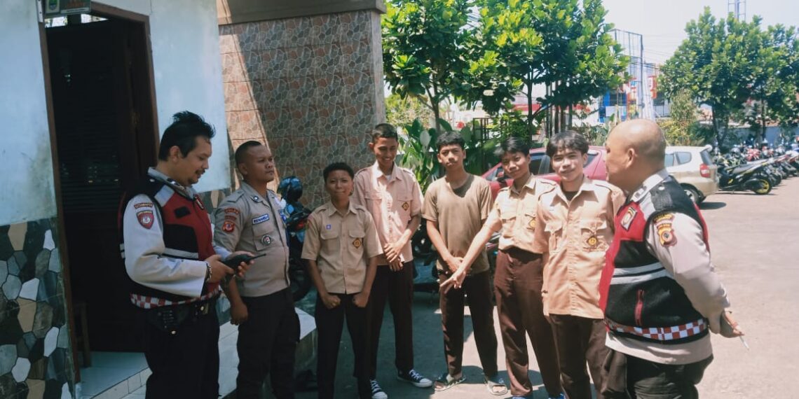 Antisipasi Tawuran Antar Pelajar, Anggota Polsek Cibeureum Patroli dan sambangi Sekolah