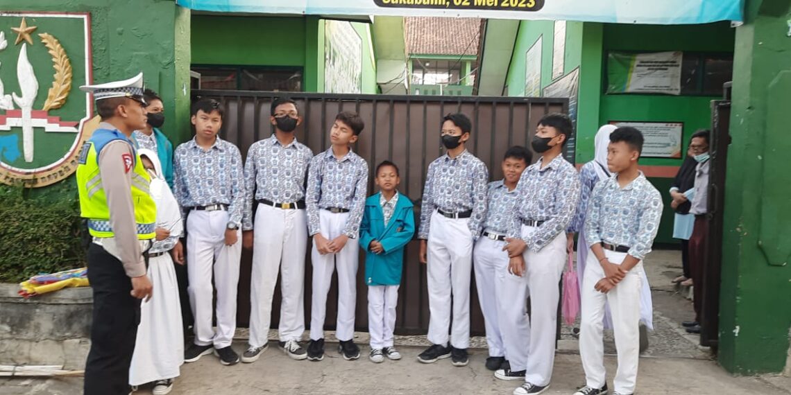 Unit lantas Polsek Warudoyong Polres Sukabumi Kota laksanakan Dikmas Lantas