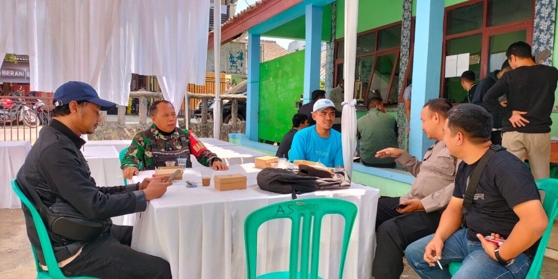 Bhabinkamtibmas Polsek Gunungguruh didampingi Ps. Kanit Intelkam Polsek Gunungguruh dan Bhabinsa melaksanakan sambang masyarakat