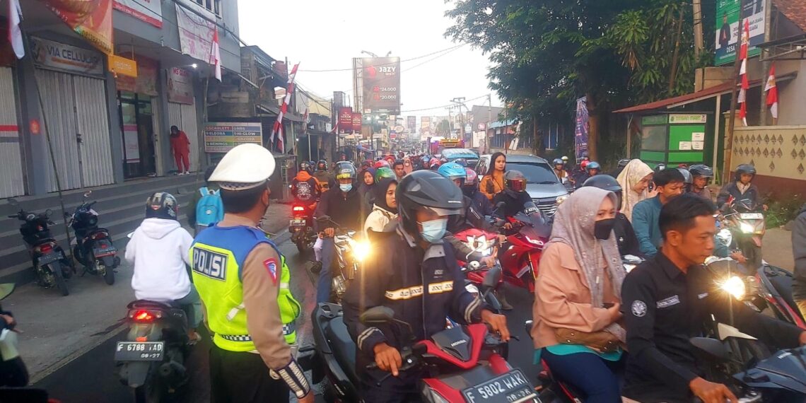 GATUR LALIN PADA JAM MASUK PABRIK BENTUK PELAYANAN POLANTAS POLSEK SUKALARANG KEPADA MASYARAKAT